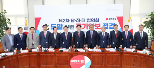 8일 서울 여의도 국회에서 열린 '북 도발 관련 국가안보 점검 당·정·대 협의회'에 앞서 국민의힘 권성동 원내대표, 박진 외교부 장관, 이종섭 국방부 장관, 신인호 대통령실 국가안보실 제2차장 등 참석자들이 기념촬영을 하고 있다.<국회사진기자단·연합뉴스>